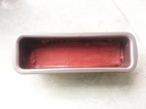 将搅拌均匀的面糊倒入学厨不粘磅蛋糕内，之后用刮刀将表面刮平整