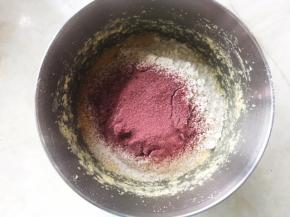 过筛低筋面粉、泡打粉、红曲粉，用刮刀切拌均匀