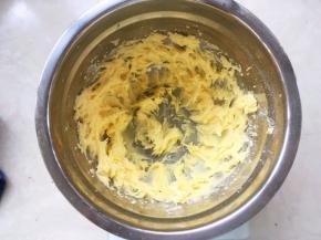 之后用打蛋器打发至蓬松状态，黄油呈羽毛状，颜色变浅即可