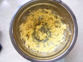 之后用打蛋器打发至蓬松状态，黄油呈羽毛状，颜色变浅即可