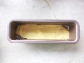 取一小部分搅拌好的面糊倒入模具内
