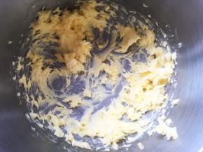 先来做红星磅蛋糕部分，黄油室温软化，用打蛋器打散
