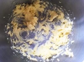 先来做红星磅蛋糕部分，黄油室温软化，用打蛋器打散
