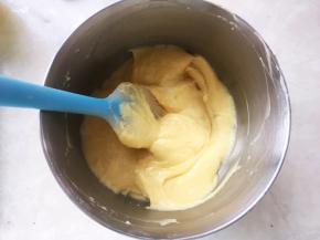 之后用刮刀切拌均匀，面糊细腻即可