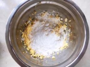 加入糖粉搅拌均匀，没有糖粉颗粒即可