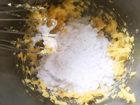 加入糖粉，先搅拌均匀，看不到糖粉颗粒即可
