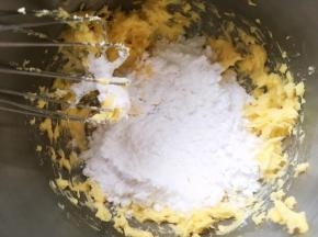 加入糖粉，先搅拌均匀，看不到糖粉颗粒即可
