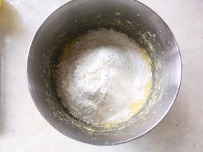 过筛低筋面粉跟泡打粉，预热烤箱180度
