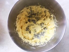之后用打蛋器打发至蓬松状态，黄油颜色变浅即可，烤箱预热170度