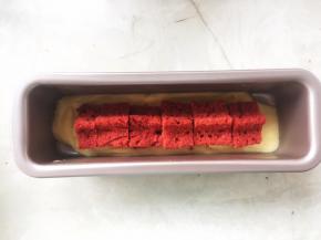 将裁下来的星星摆整齐，铺在模具底部
