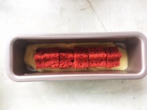 将裁下来的星星摆整齐，铺在模具底部
