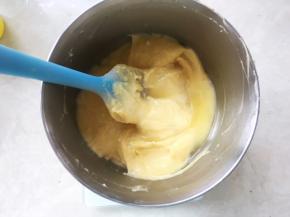 加入新鲜的柠檬汁，搅拌均匀
