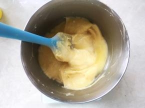 加入新鲜的柠檬汁，搅拌均匀
