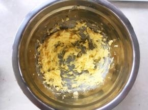 红星部分做好后，再来做柠檬磅蛋糕，黄油室温软化，打蛋器打散