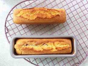 出炉倒在晾晒网上凉透，之后包裹上油纸入冰箱冷藏回油，建议24小时以上，这样磅蛋糕的口感更好
