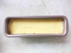 用刮刀刮平整，入烤箱180度烤30分钟
