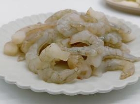 脊岭岛盐田虾从盒子取出，先不剪开包装袋，直接把虾在流水下冲洗几次化冻，这样不影响虾仁的口感。化冻的虾仁加适量的盐与料酒，抓上几下腌制5分钟。