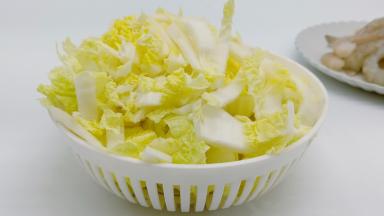 娃娃菜清洗干净切成丝。