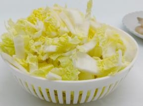 娃娃菜清洗干净切成丝。