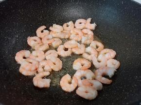 锅里加适量的加拿大芥花油，放虾仁翻炒至变色。