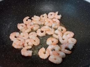 锅里加适量的加拿大芥花油，放虾仁翻炒至变色。