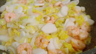 再加年糕片迅速翻炒均匀。