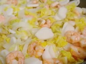 再加年糕片迅速翻炒均匀。