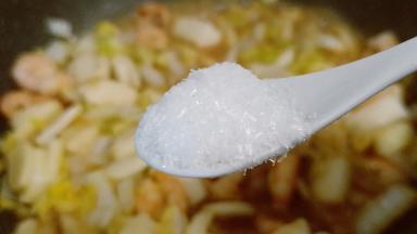 加生抽2勺、细盐一勺、味精一勺翻炒均匀。