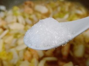 加生抽2勺、细盐一勺、味精一勺翻炒均匀。