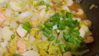 年糕很容易熟，出锅前撒点葱花起锅。