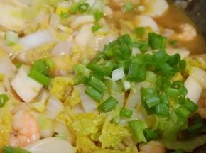 年糕很容易熟，出锅前撒点葱花起锅。