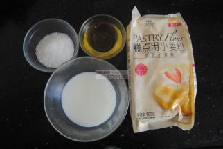 准备好食材，鸡蛋要冷藏过，打发蛋白的时候会更稳定，先分离蛋白蛋黄放进干净的大碗里面。