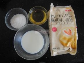 准备好食材，鸡蛋要冷藏过，打发蛋白的时候会更稳定，先分离蛋白蛋黄放进干净的大碗里面。