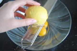 柠檬先削一半的柠檬皮屑放入蛋黄内，这样会让蛋糕更具风味，没有柠檬的可以不放。