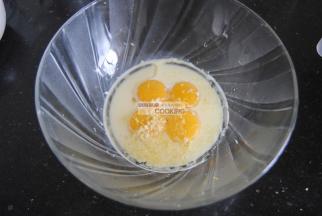 往蛋黄里加入牛奶和玉米油。