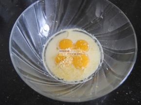 往蛋黄里加入牛奶和玉米油。
