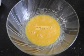 用手动打蛋器搅拌均匀。