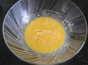用手动打蛋器搅拌均匀。