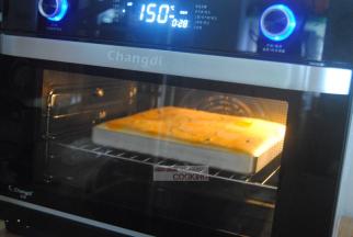 放入预热好的烤箱中层，150度烤制23分钟左右即可。