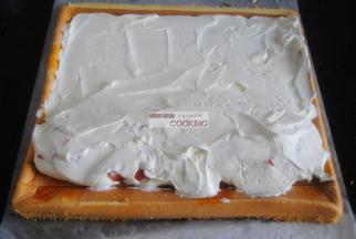 将淡奶油加入细砂糖打发至出现纹理的状态，涂上蛋糕卷上，放上适量的水果。