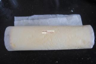 用擀面杖和油纸辅助卷起蛋糕卷，入冰箱冷藏1小时后即可食用。