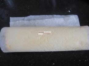 用擀面杖和油纸辅助卷起蛋糕卷，入冰箱冷藏1小时后即可食用。