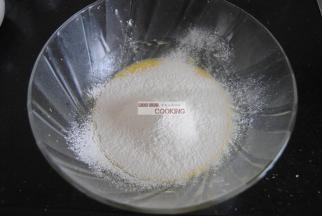 过筛入金龙鱼低筋粉。
