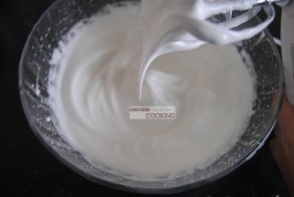 蛋白加入细砂糖搅打至大尖勾的状态。