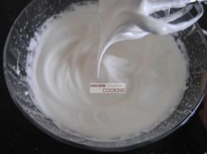 蛋白加入细砂糖搅打至大尖勾的状态。