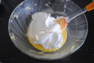 分1/3入蛋黄糊内搅拌均匀。