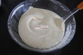 倒回剩余的蛋白内搅拌成蛋糕糊。