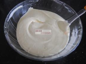 倒回剩余的蛋白内搅拌成蛋糕糊。