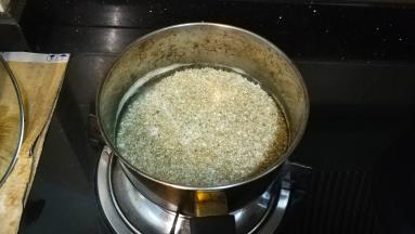 藜麦先浸泡4小时，后水煮15分钟，沥干水分备用