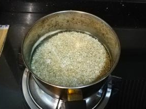 藜麦先浸泡4小时，后水煮15分钟，沥干水分备用
